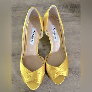 Nina citron satin per-toe Dorsey, size 8.5 mid heel dressy pump.